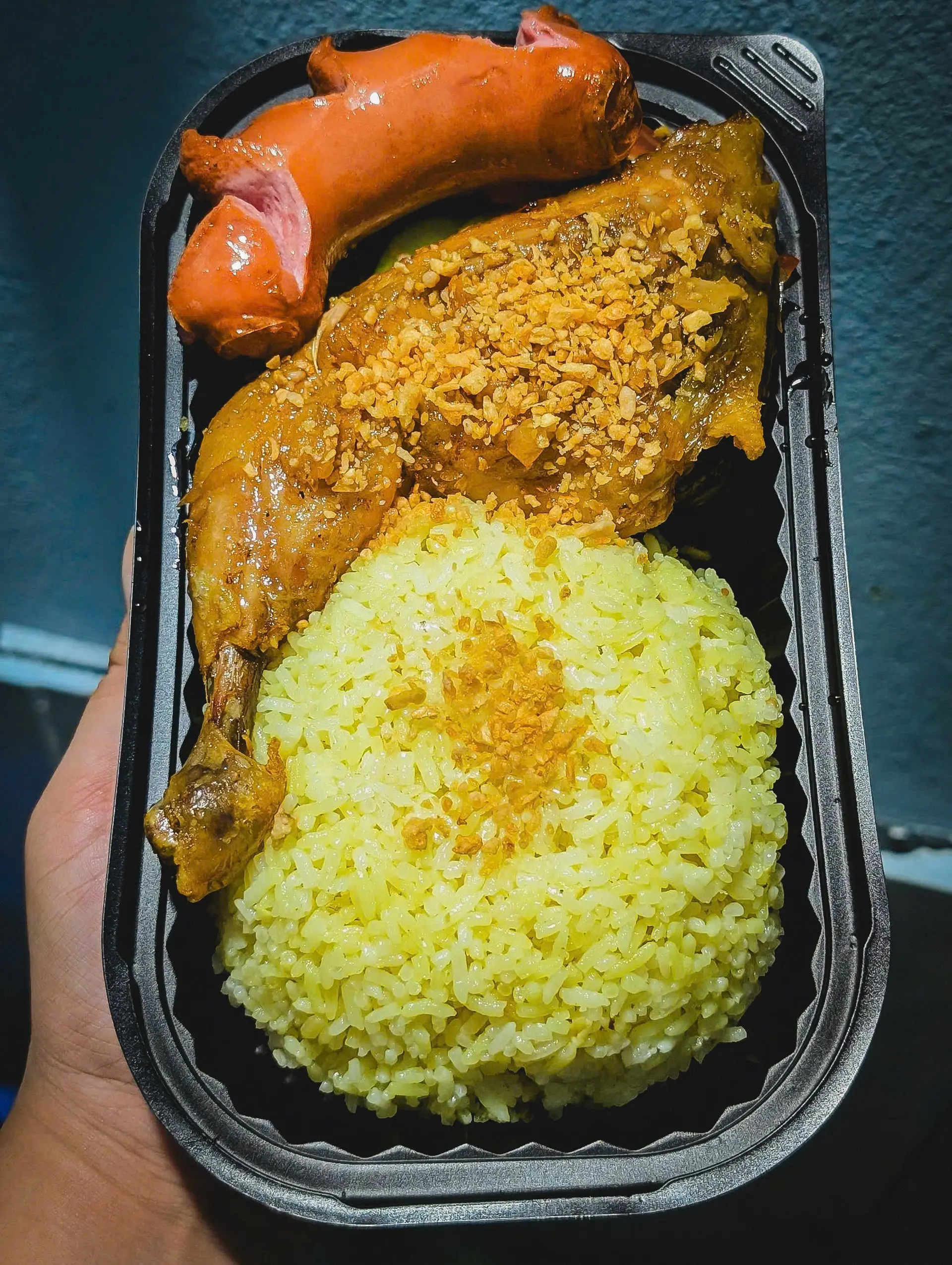 Hình ảnh Cơm đùi gà lớn - xúc xích