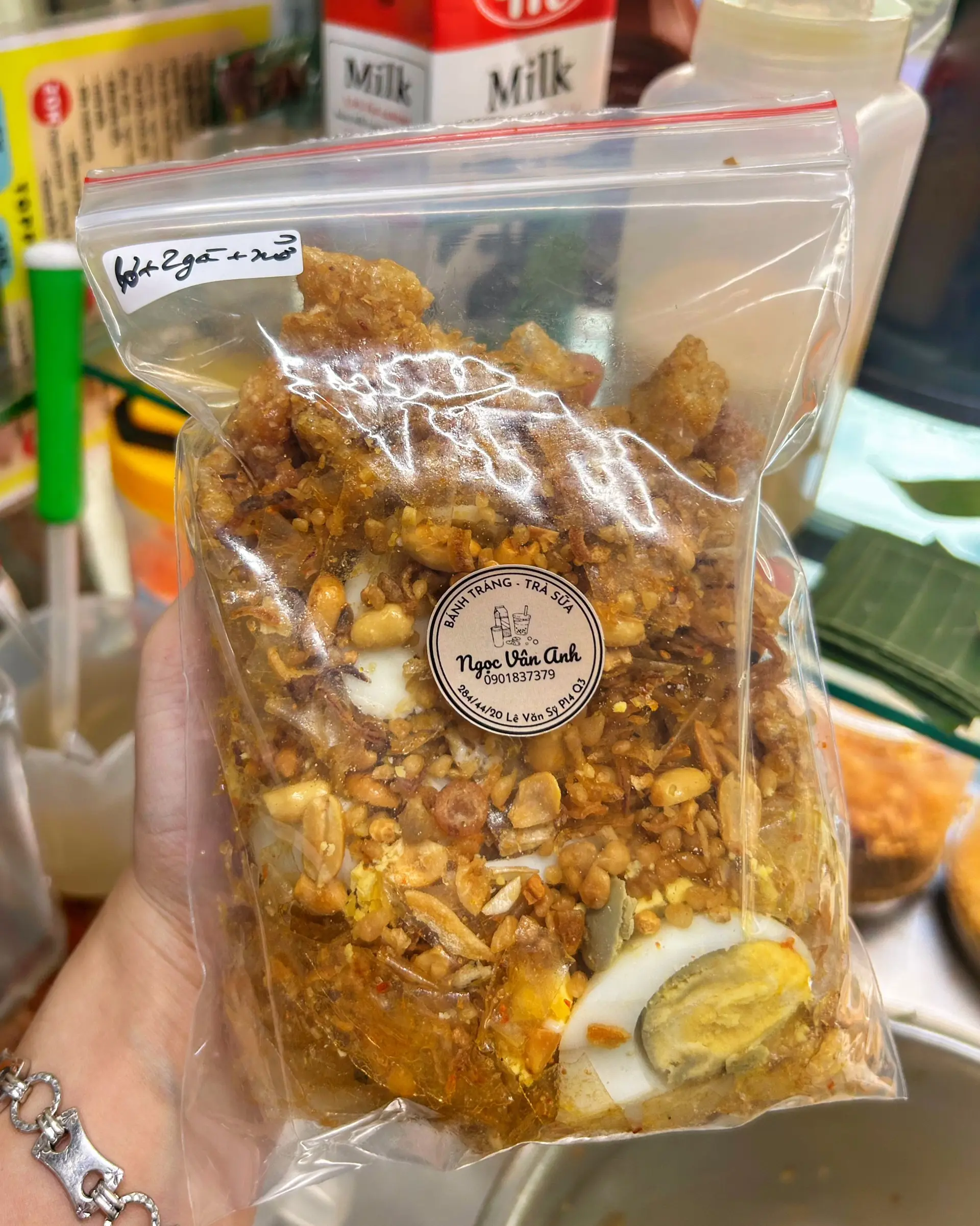 Hình ảnh Trộn bơ muối tóp mỡ trứng gà