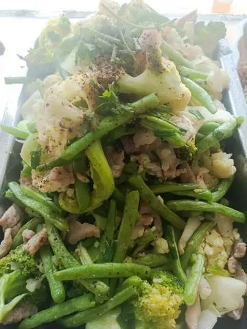 Hình ảnh  Com Thịt xào đậu và bông cải