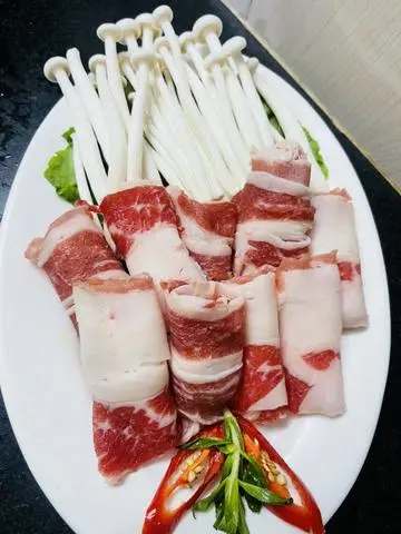 Hình ảnh Ba chỉ bò + nấm Hải sản)
