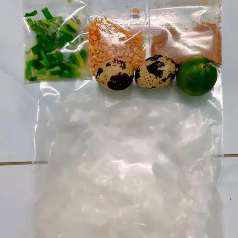 Hình ảnh Bánh tráng mỡ hành hành phi muối - 2 trứng cút