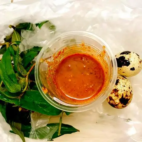 Hình ảnh Bánh tráng chấm tắc muối rau răm kèm 2 trứng cút