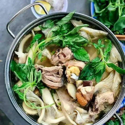 Hình ảnh Lẩu gà lá é trung