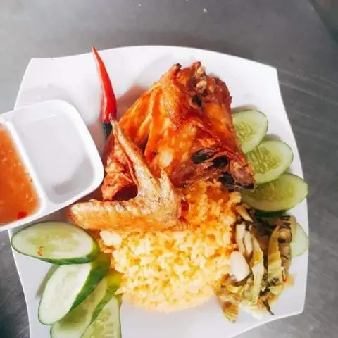 Hình ảnh Cơm góc tư cánh ức gà ta