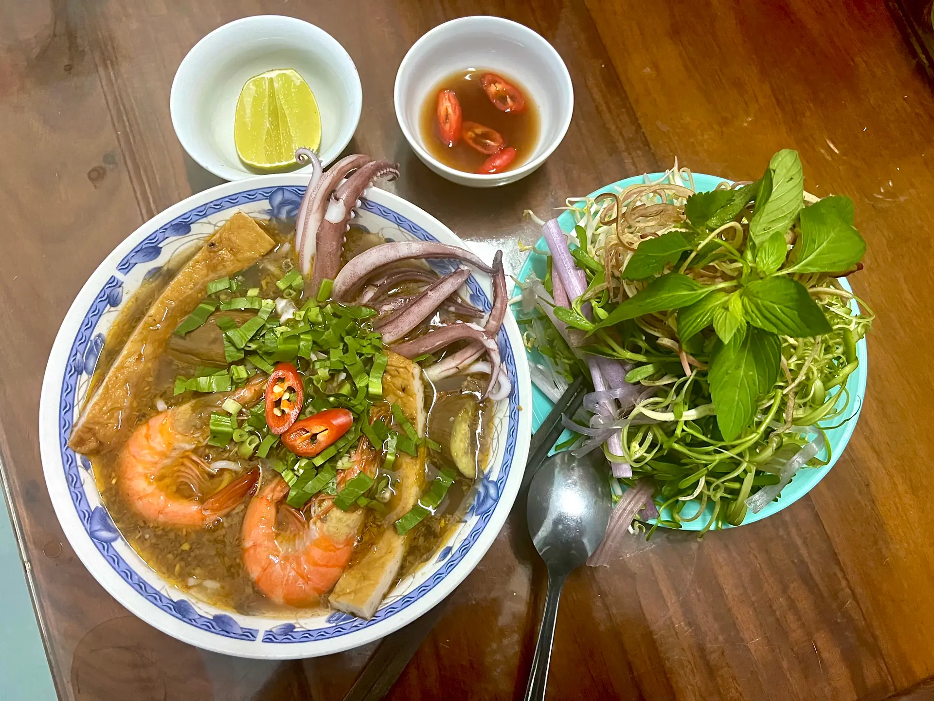 Hình ảnh Bún Mắm Tôm Mực Chả Huế 