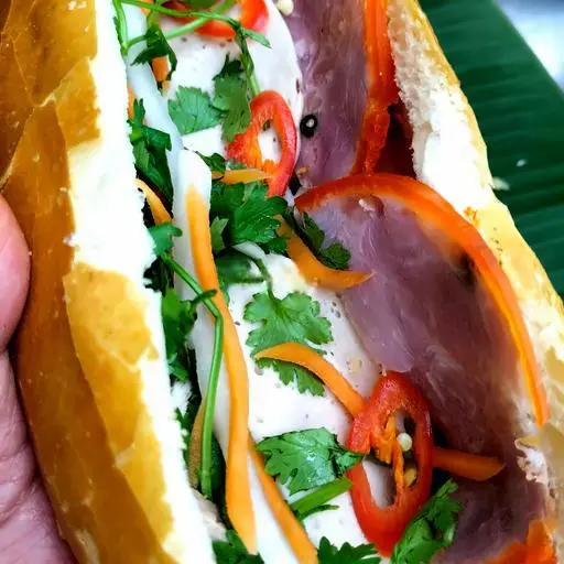 Hình ảnh Bánh Mì Thịt Chả, Vừa