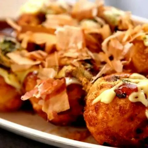 Hình ảnh Takoyaki nhân bạch tuộc 4 viên + Takoyaki nhân phô mai 4 viên ( 4 octopus + 4 cheese)