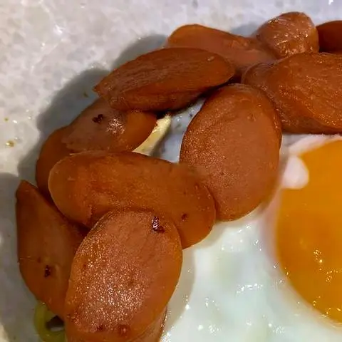Hình ảnh Mì trộn không cay xúc xích