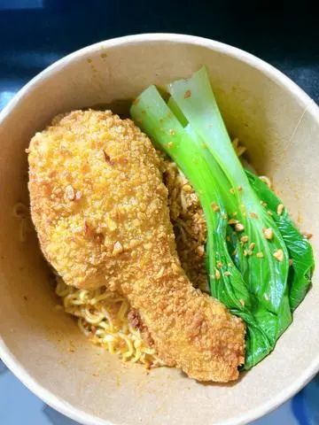 Hình ảnh Mì siêu cay đùi gà rán