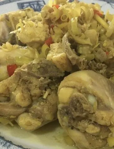 Hình ảnh Gà kho xã ớt + cơm 
