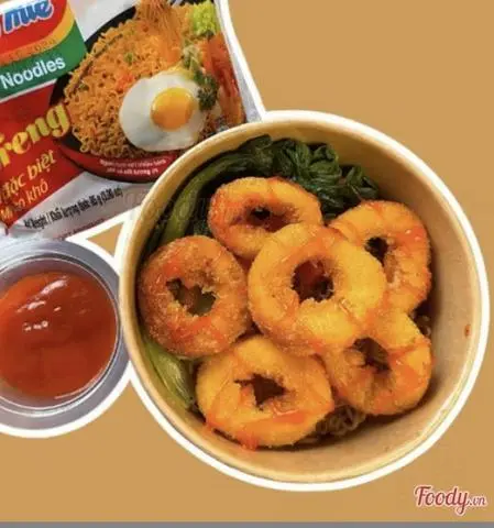 Hình ảnh mì trộn 4 khoanh chả mực lăn bột