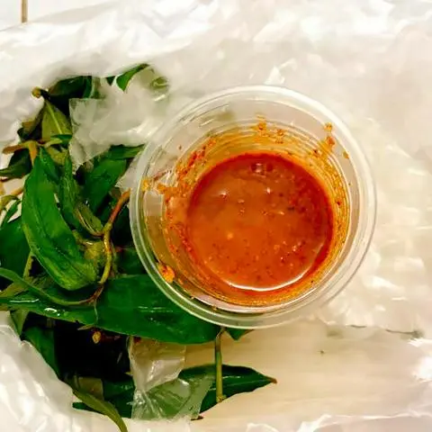 Hình ảnh Bánh tráng chấm tắc muối rau răm