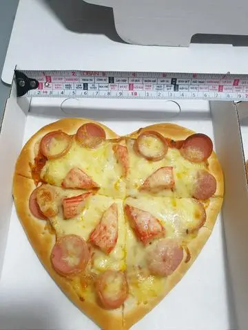 Hình ảnh Pizza Thanh Cua Phô Xúc Xích Phô Mai. 17cm