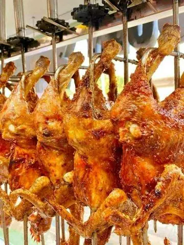 Hình ảnh 1 con gà nướng sốt bản đôn + 1 con gà nướng muối ớt