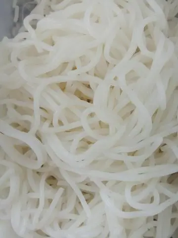 Hình ảnh sợi bún to (bún huế) thêm