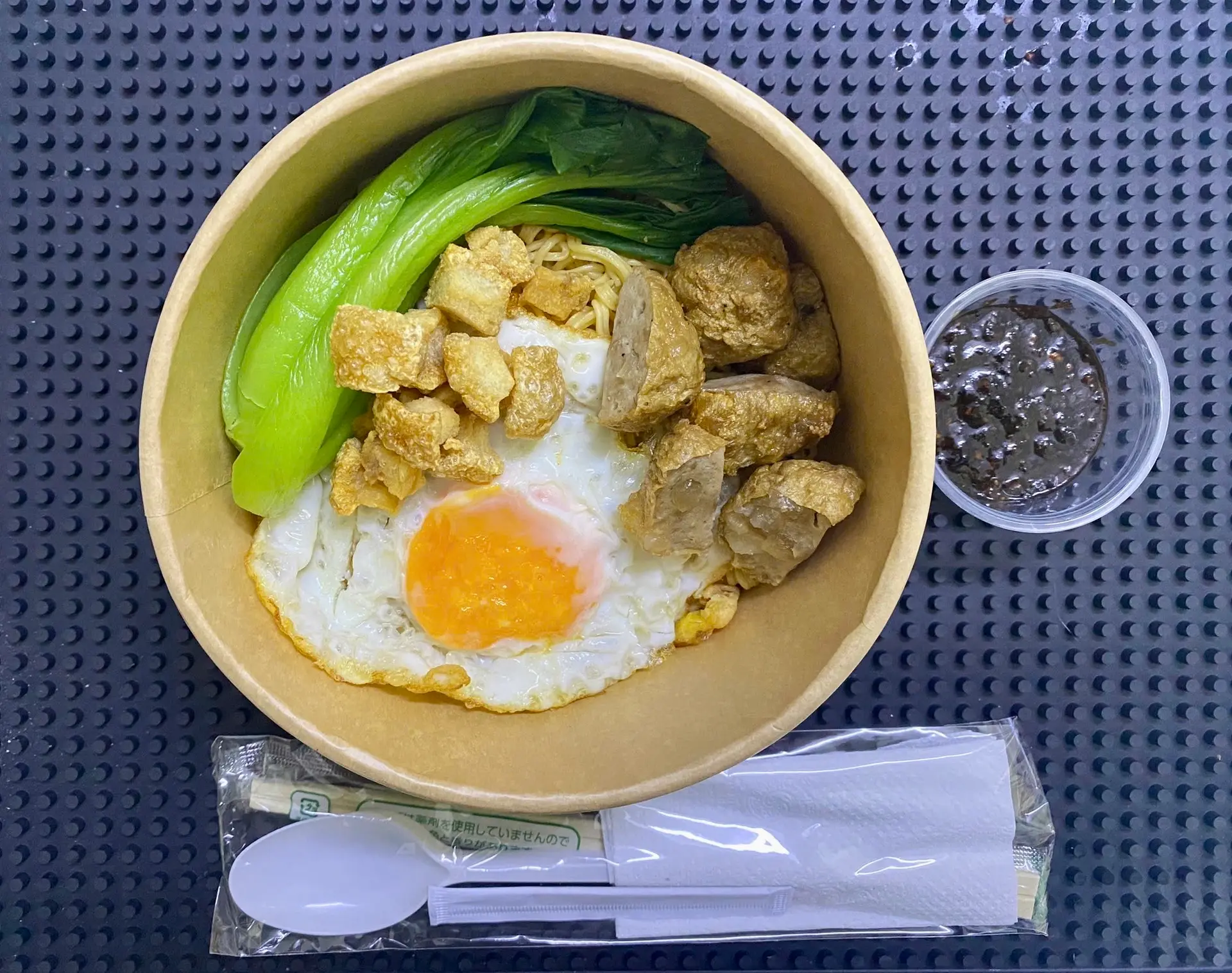 Hình ảnh Mì trộn tóp mỡ trứng bò viên sốt tomyum