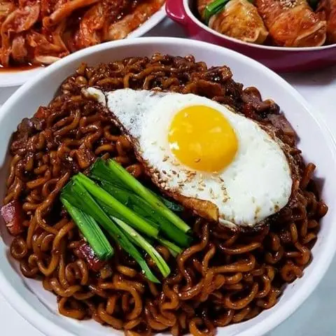 Hình ảnh Mì trộn phô mai trứng xúc xích - trà tắc