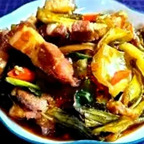 Hình ảnh Cơm heo quay kho dưa cải chua