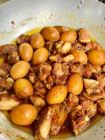 Hình ảnh CƠM SƯỜN NON TRỨNG VỊT KHO TỘ 