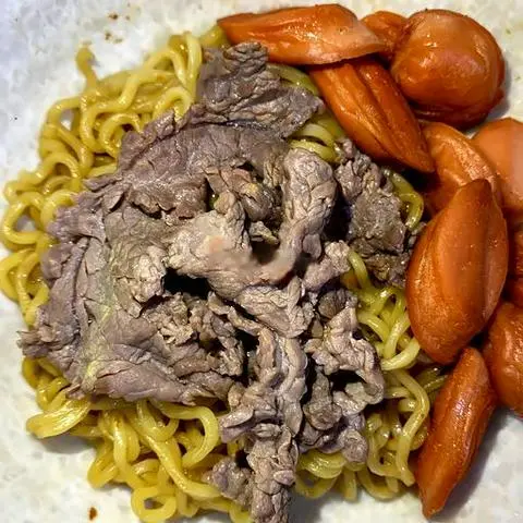Hình ảnh Mì trộn không cay bò xúc xích