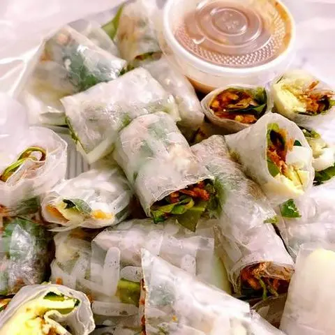 Hình ảnh Bánh tráng cuốn ruốc chay rau răm kèm sốt tắc