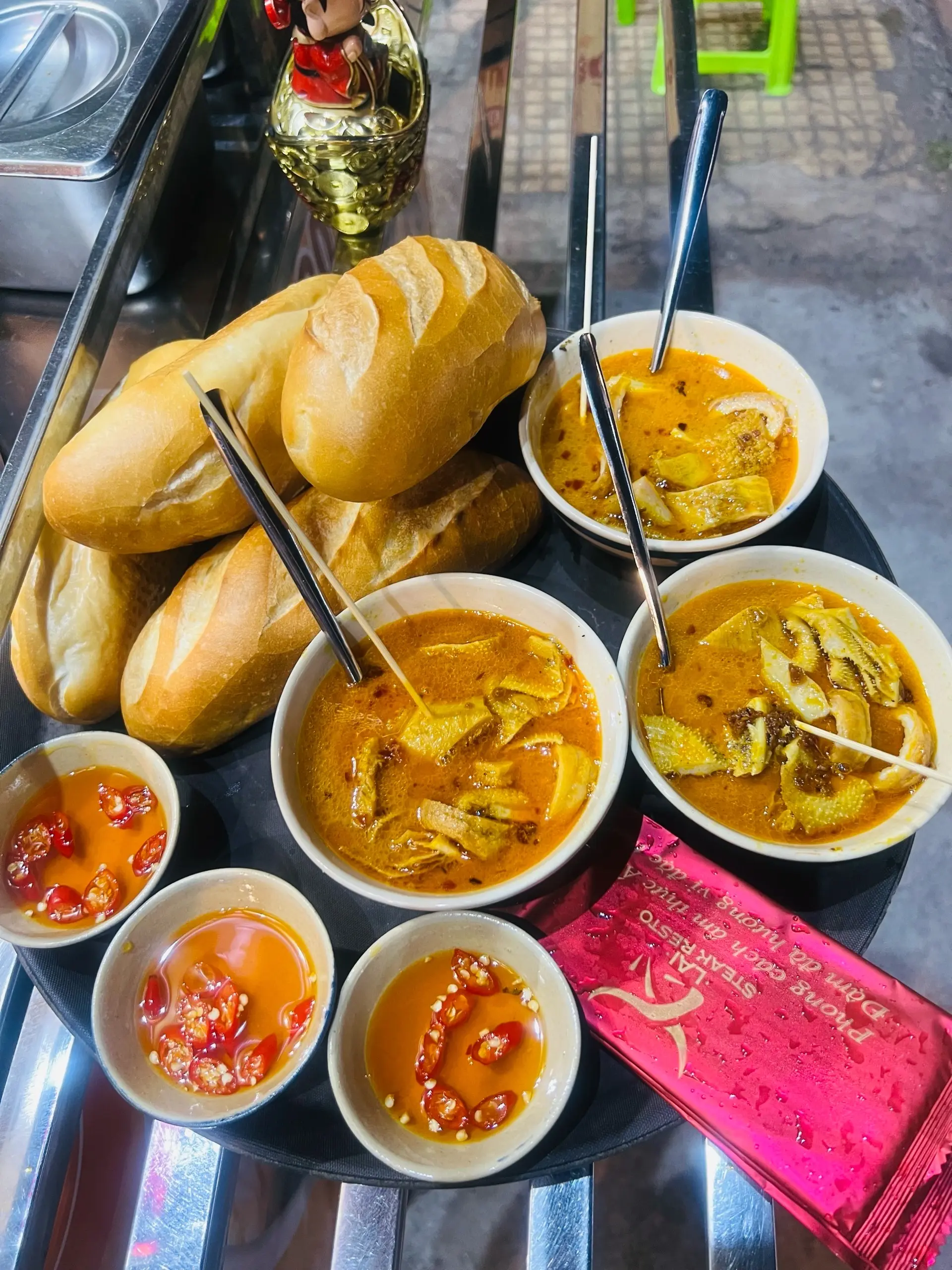 Hình ảnh Phá lấu truyền thống - bánh mì