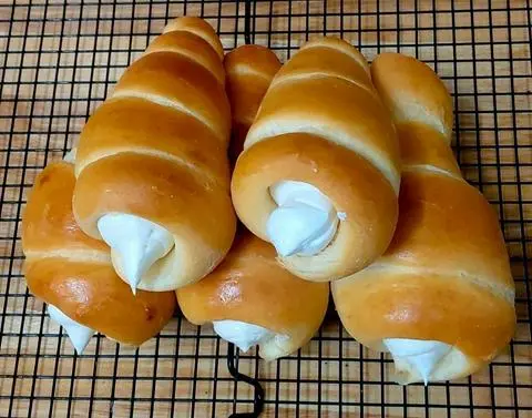 Hình ảnh bánh mì ốc quế nhân kem