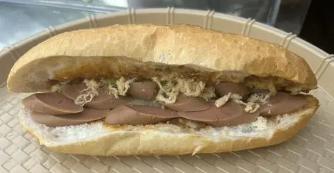 Hình ảnh Bánh mì xúc xích em bé