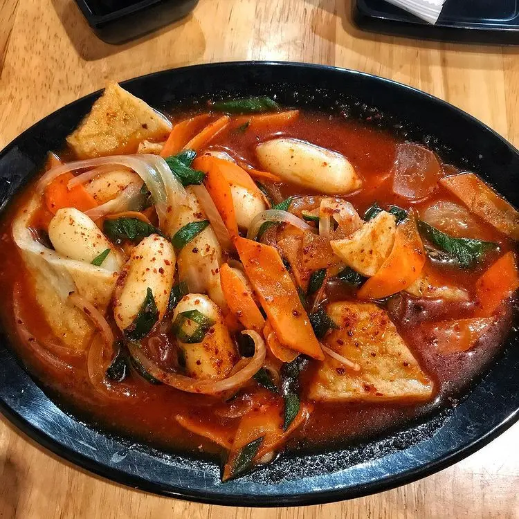 Hình ảnh Combo 1 Tokbokki Hàn Quốc, 9 Gà Vòng Chiên Giòn, 1 Coca 300 (Kèm Đá)