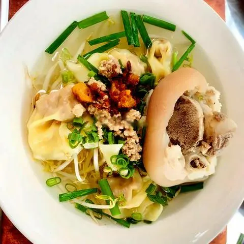Hình ảnh Hoành thánh mì tươi nước giò thịt