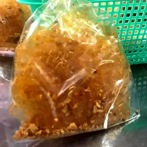Hình ảnh Bánh tráng trộn muối - tỏi - sate