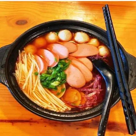 Hình ảnh Mì cay cá viên xúc xích