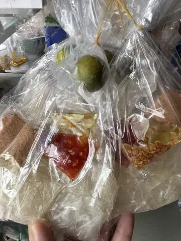 Hình ảnh Bánh tráng muối nhuyễn ớt rim