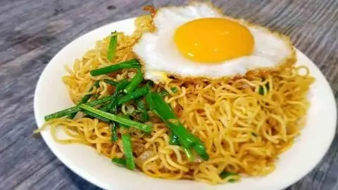 Hình ảnh Mì trộn ốp la