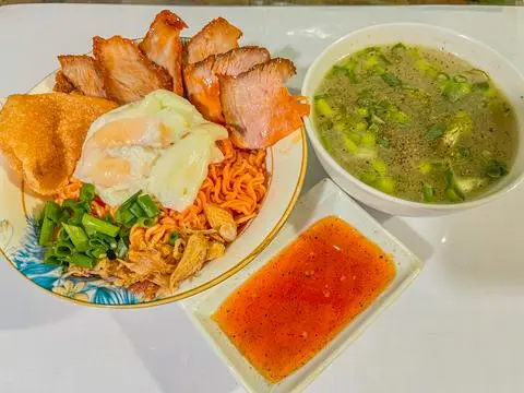 Hình ảnh Mì trộn trứng lòng đào xá xíu