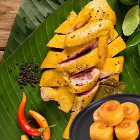 Hình ảnh Combo Gà Ủ Muối Nửa Con + Bánh Bao Chiên ( 5 cái )