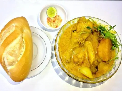 Hình ảnh Bún Cà Ri Gà - Bộ Lòng Lớn 