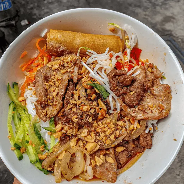 Hình ảnh ( LỚN) BÚN THỊT XÀO + CHẢ GIÒ + BÌ