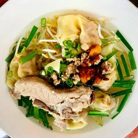 Hình ảnh Hoành thánh mì tươi nước xương thịt