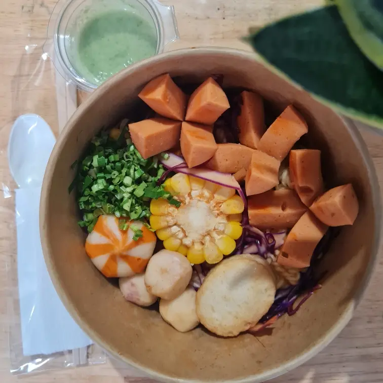 Hình ảnh Mì cay Hàn Quốc xúc xích cá viên đậu hũ phomai bánh bao trứng cá