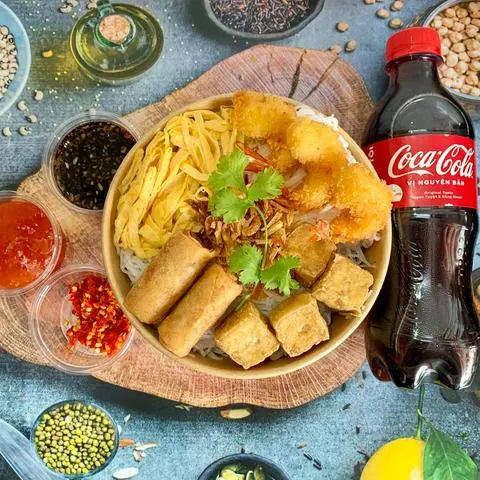 Hình ảnh bún nước tương hải sản + 1 chai coca