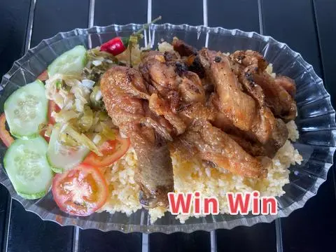 Hình ảnh Cơm gà xối mỡ - Đùi góc tư