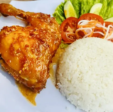 Hình ảnh Cơm tấm đùi gà góc tư chiên mắm tỏi
