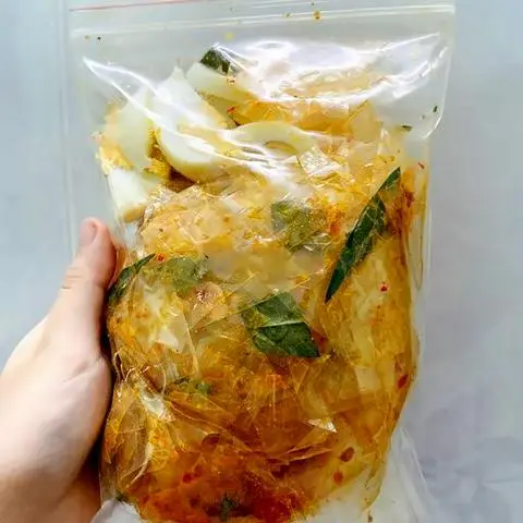 Hình ảnh Bánh tráng trộn sốt tắc chua ngọt