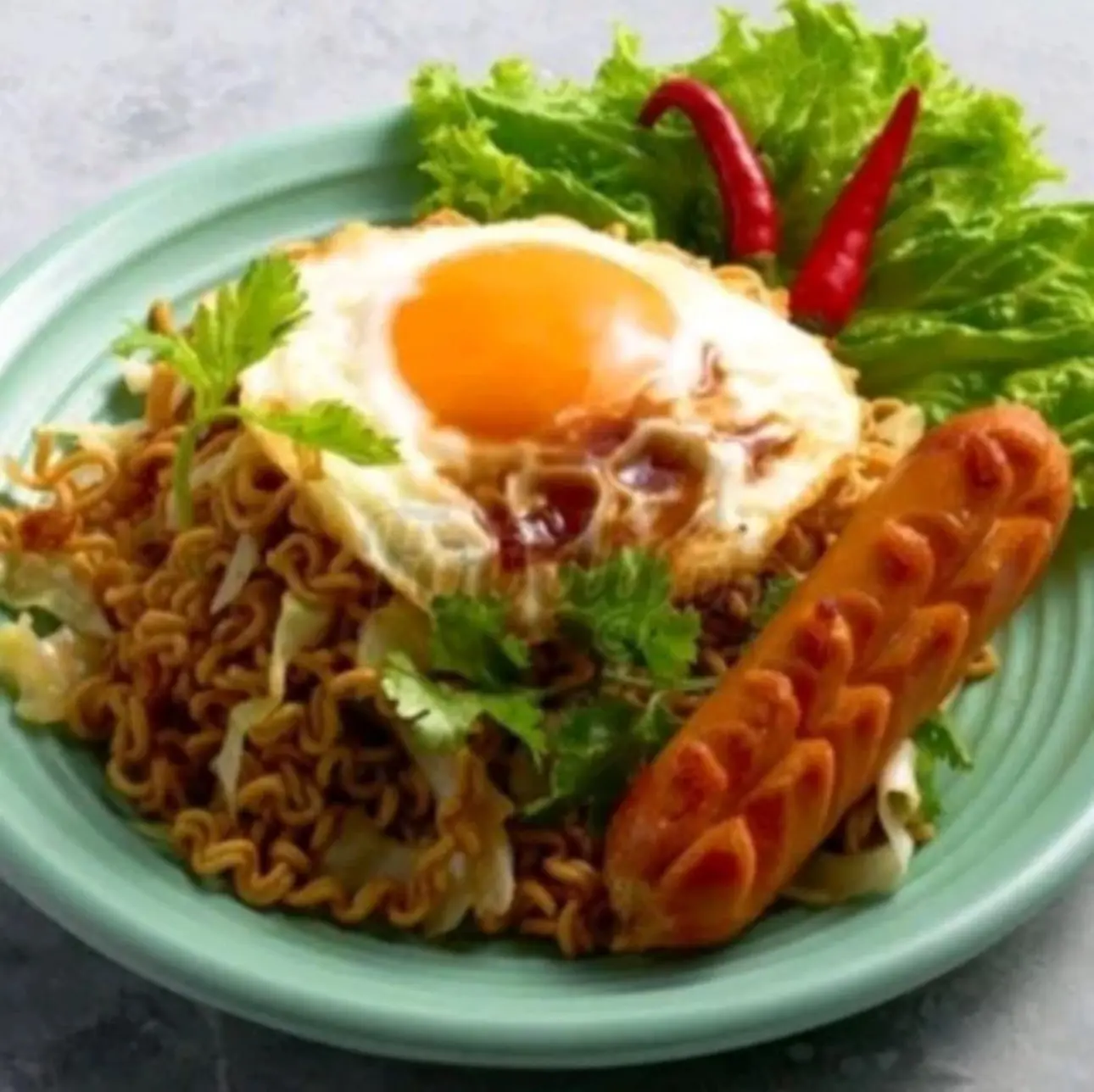 Hình ảnh Mì Trộn Muối Ớt + Xúc Xích Đức + Ốp La