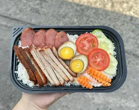 Hình ảnh Cơm xá xíu - lạp xưởng - trứng khìa