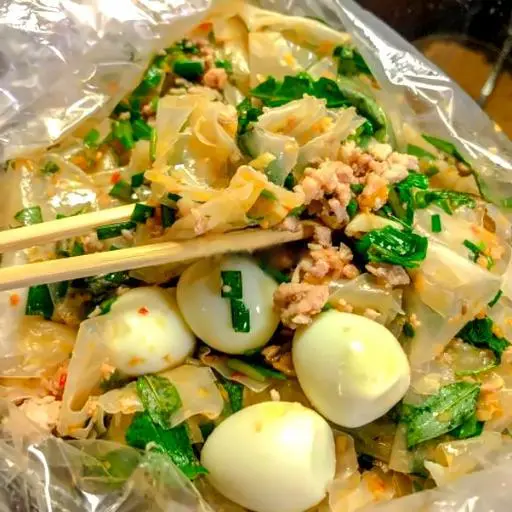 Hình ảnh Bánh Tráng Trộn Mỡ Hành Thịt Bằm