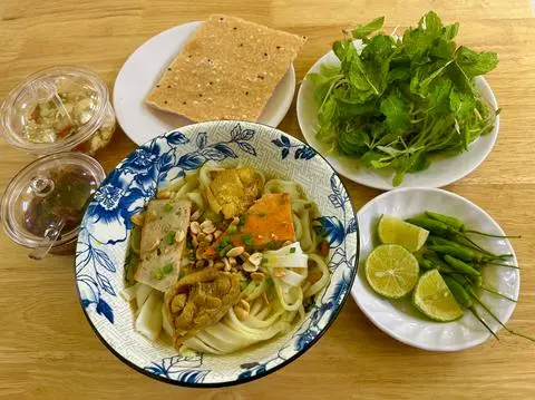 Hình ảnh Mì Quảng Gà - Chả Cua