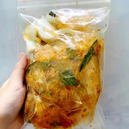 Hình ảnh Bánh tráng trộn rau răm trứng