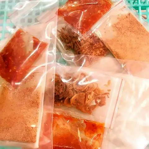 Hình ảnh Bánh tráng muối nhuyễn siêu cay hành phi